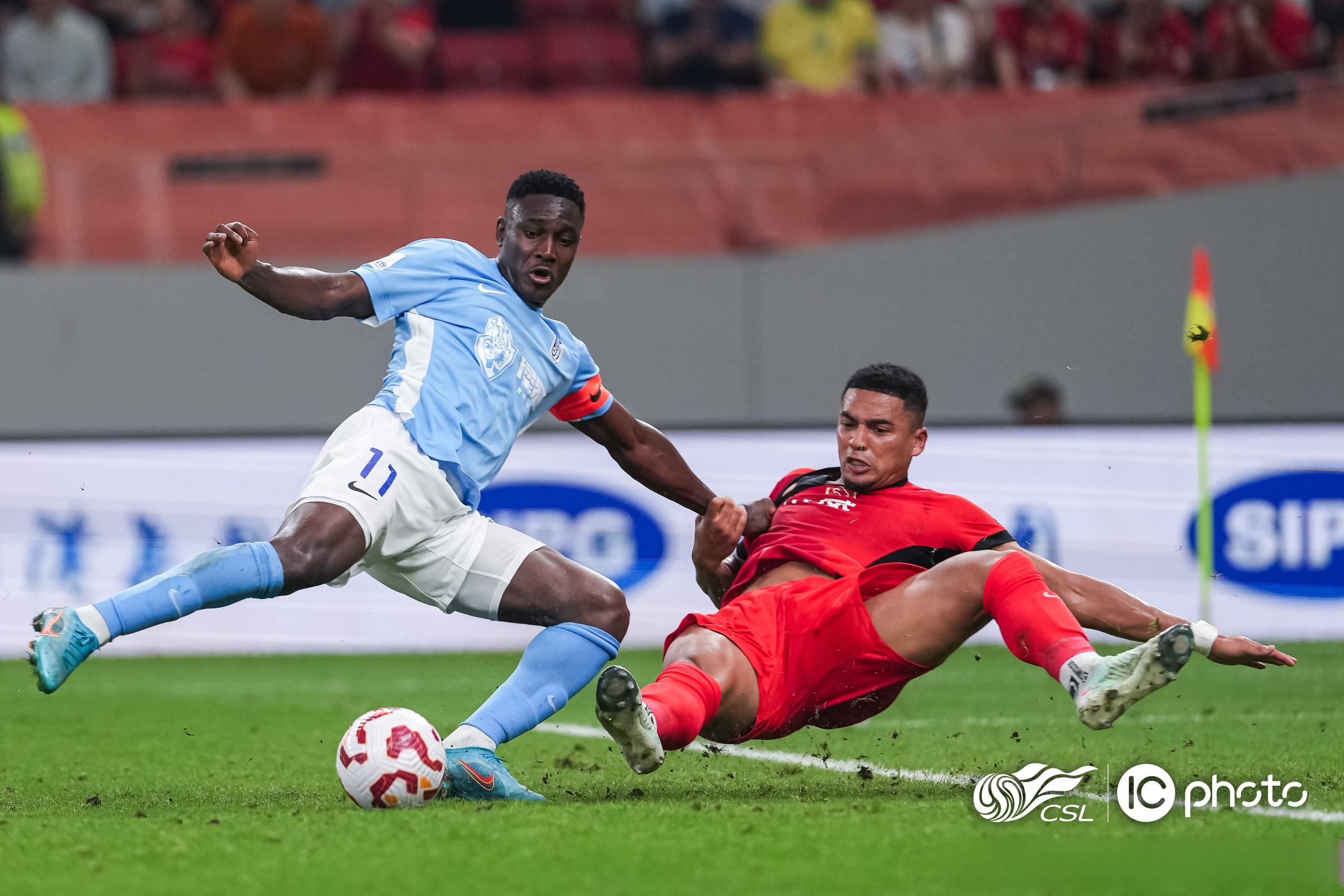 易游体育入口 -上海海港训练开放日，今晨门线救险引欢呼，西甲在即，球探报告显示潜力(上海海港足球俱乐部最新情况)