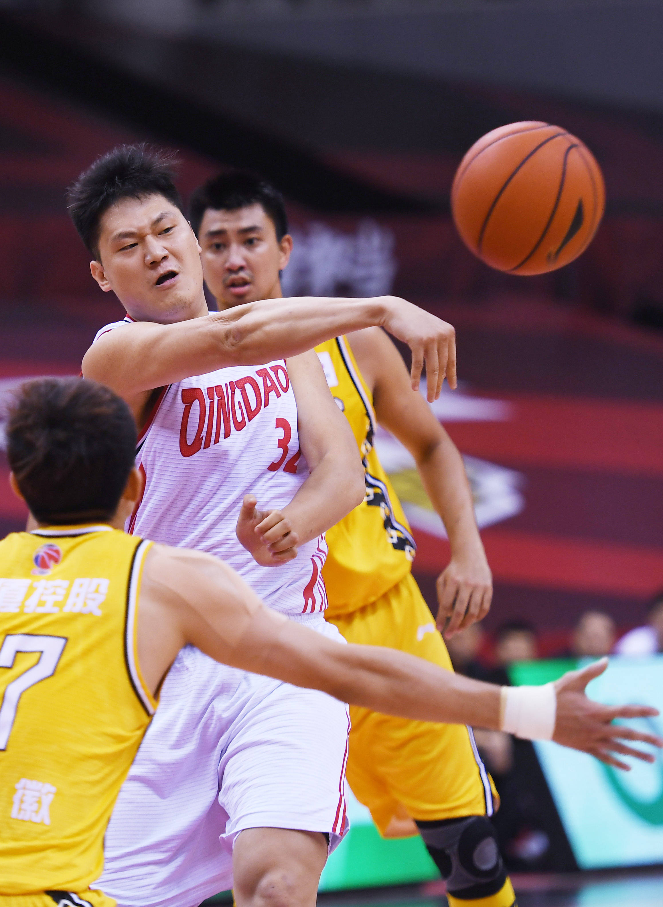 易游体育 -转折点多伦多猛龙篮板制胜，CBA常规赛冲刺阶段攻防权衡，信心回归，临场指挥获称赞的简单介绍